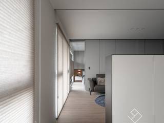 串連公領域及私領域 極簡室內設計 Simple Design Studio Modern corridor, hallway & stairs