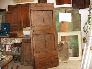 Porta antica rustica fatta a mano, Portantica; porte e portoni vecchi Portantica; porte e portoni vecchi Rustic style doors Wood Wood effect