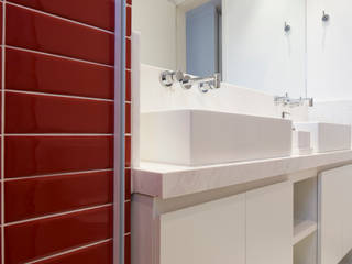 Apartamento Horizontes, Atelier C2H.a Atelier C2H.a Ванная комната в эклектичном стиле Красный