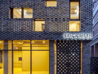 경운동 근린생활시설 - 전망(Brick Mesh), (주)건축사사무소 더함 / ThEPLus Architects (주)건축사사무소 더함 / ThEPLus Architects Casas modernas