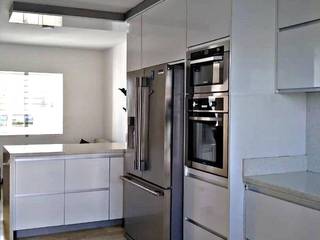 Cocina en Blanco Alto Brillo y Tope de Silestone Blanco, Diyes Home Diyes Home Modern Kitchen Engineered Wood Transparent