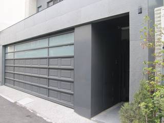 台中西區的五層電梯別墅建築, 勻境設計 Unispace Designs 勻境設計 Unispace Designs Garage Doors