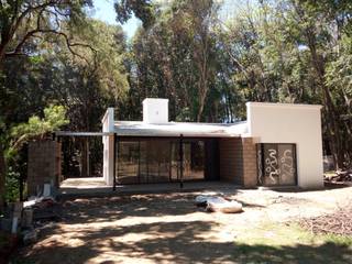 Vivienda unifamiliar de retiro, ubicada en el predio de El Molino de la ciudad de Victoria., Marcelo Manzán Arquitecto Marcelo Manzán Arquitecto Country house