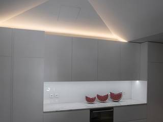 MORADIA CASCAIS, LIGHT DESIGN PORTUGAL LIGHT DESIGN PORTUGAL 置入式廚房