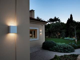 MORADIA CASCAIS, LIGHT DESIGN PORTUGAL LIGHT DESIGN PORTUGAL 庭院