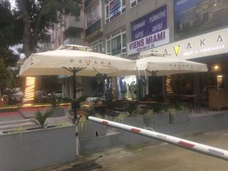 FAVAKA ŞEMSİYE, Akaydın şemsiye Akaydın şemsiye Nowoczesny balkon, taras i weranda Aluminium/Cynk Biały