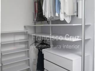 Diseño Y remodelación walk in closet, Francisco Cruz Arquitectura Interior Francisco Cruz Arquitectura Interior غرفة الملابس ألواح خشب مضغوط