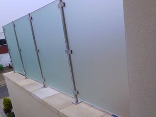 Frosted glass balustrade to family home , Ion Glass Ion Glass شرفة زجاج