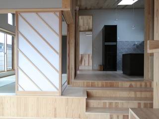 段層のいえ, u.h architects u.h architects Salones modernos