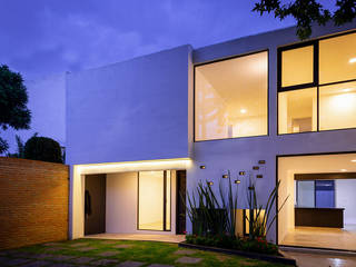 14. CASA ECHEGARAY, TARE arquitectos TARE arquitectos ミニマルな 家