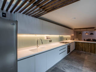 21. CASA LOMAS VERDES, TARE arquitectos TARE arquitectos Modern kitchen