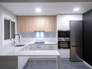 Reforma integral en calle Sardenya de Barcelona, Grupo Inventia Grupo Inventia Built-in kitchens Wood-Plastic Composite