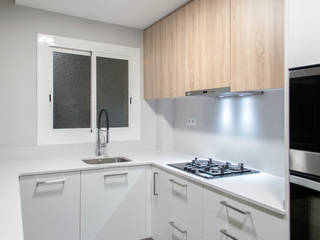 Reforma integral en calle Sardenya de Barcelona, Grupo Inventia Grupo Inventia Built-in kitchens Wood-Plastic Composite