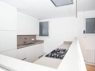 Reforma integral en calle Indústria de Barcelona, Grupo Inventia Grupo Inventia Built-in kitchens Wood-Plastic Composite