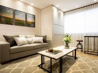 Apartamento aconchegante em tons neutros e madeira, ZOMA Arquitetura ZOMA Arquitetura Living roomSofas & armchairs