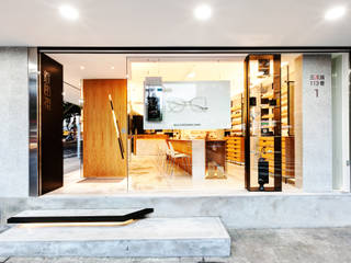 顛覆傳統並充滿視覺享受的眼鏡舖, On Designlab.ltd On Designlab.ltd Puertas y ventanas modernas