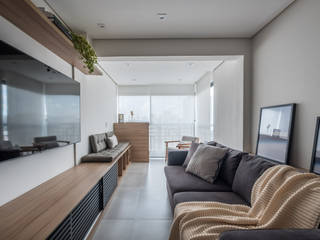 Apartamento Moderno, Clean, Contemporaneo e Funcional de Jovem Casal, Mirá Arquitetura Mirá Arquitetura Ruang Keluarga Modern Kayu Wood effect