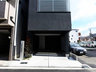 都市型狭小三階建ての黒いパッシブハウス, タイコーアーキテクト タイコーアーキテクト Single family home Black