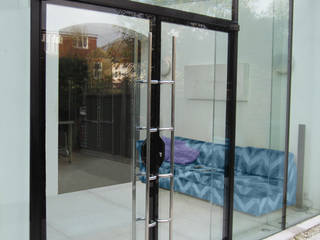 Glass extension with secure glass doors , Ion Glass Ion Glass Paredes y pisos de estilo moderno Vidrio