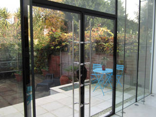 Glass extension with secure glass doors , Ion Glass Ion Glass Paredes y pisos de estilo moderno Vidrio