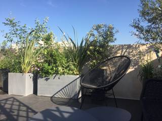 Aménagement paysager d'une terrasse à Neuilly-sur-Seine..., L'Aurey Des Jardins L'Aurey Des Jardins 露臺