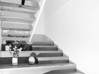 2-läufige Podesttreppe aus Eiche mit brüstungshohen, weiss lackierten Wangen und verbreiteten Stufen im ersten Treppenlauf., Holzmanufaktur Ballert e.K. Holzmanufaktur Ballert e.K. Treppe Holz
