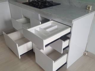 Kitchen Set - White (Apartment), Tatami design Tatami design Cozinhas embutidas Branco