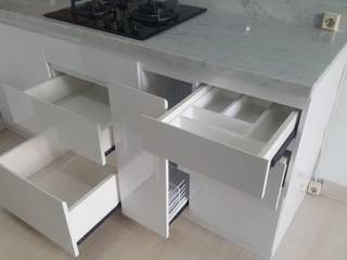 Kitchen Set - White (Apartment), Tatami design Tatami design مطبخ ذو قطع مدمجة