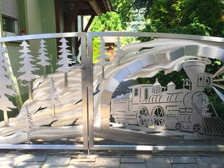 So entsteht ein individuelles Edelstahltor, Edelstahl Atelier Crouse: Edelstahl Atelier Crouse: Front garden میٹل Metallic/Silver