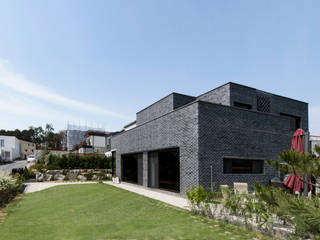 Brick House, Lee Jae Architects Lee Jae Architects Casas modernas