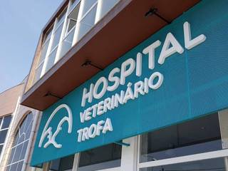 Hospital Veterinário Trofa, MIA arquitetos MIA arquitetos Espaços de restauração minimalistas Metal Verde