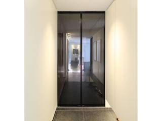 싱크로 슬라이딩도어, synchronized slide move, 양개슬라이딩도어, WITHJIS(위드지스) WITHJIS(위드지스) Modern corridor, hallway & stairs Aluminium/Zinc Black