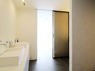 상부구동형 슬라이딩도어 , WITHJIS(위드지스) WITHJIS(위드지스) Baños de estilo moderno Aluminio/Cinc