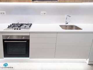 Reforma de cocina en calle Manuel Girona de Barcelona, Grupo Inventia Grupo Inventia Built-in kitchens Wood-Plastic Composite