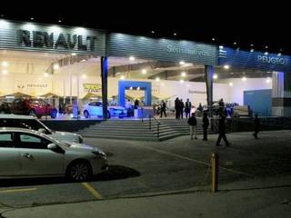 Carmart Renault Peaugeot, Ensenada, Mexico, URBAO Arquitectos URBAO Arquitectos 상업공간 철 / 철강