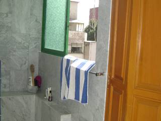 Antes y Despúes Remodelación de Baño , VIVE arquitectura VIVE arquitectura Moderne badkamers