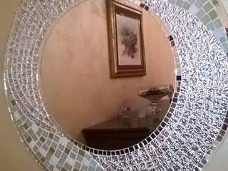 specchio d'arte in mosaico modello "Tortorelle", luisa degli specchi luisa degli specchi Ingresso, Corridoio & Scale in stile classico Vetro