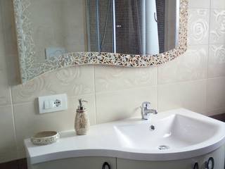 Specchio BEST: Decorato completamente a mano con la tecnica del mosaico, luisa degli specchi luisa degli specchi Bagno moderno Vetro