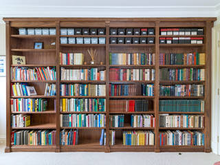 St James - His Study designed and made by Tim Wood, Tim Wood Limited Tim Wood Limited Klassische Arbeitszimmer Holz Braun