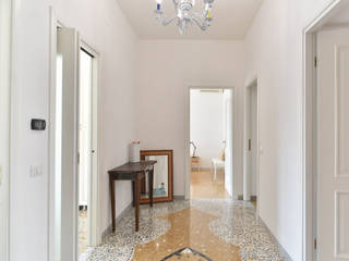 Casa l71, Caleidoscopio Architettura Caleidoscopio Architettura Classic style corridor, hallway and stairs Marble