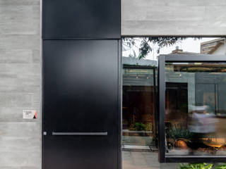 Sala da Imagem e Som - CasaCor Pernambuco 2018, Arquitetura Sônia Beltrão & associados Arquitetura Sônia Beltrão & associados Modern style doors Aluminium/Zinc Black