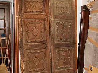 Portone antico del ' 600 da restaurare, Portantica; porte e portoni vecchi Portantica; porte e portoni vecchi Other spaces Solid Wood Multicolored