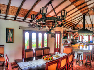 Casa Las Lomitas, cesar sierra daza Arquitecto cesar sierra daza Arquitecto Salas de jantar rústicas Madeira maciça Multi colorido