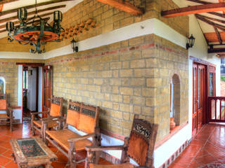 Casa Las Lomitas, cesar sierra daza Arquitecto cesar sierra daza Arquitecto Rustikaler Balkon, Veranda & Terrasse Keramik