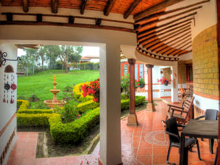Casa Las Lomitas, cesar sierra daza Arquitecto cesar sierra daza Arquitecto Rustikaler Balkon, Veranda & Terrasse Keramik Weiß