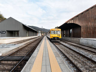 de estilo industrial por Rosmaninho+Azevedo - Arquitectos, Industrial