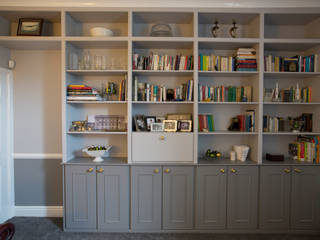 Living room with bespoke bookshleves, Elena Lenzi INTERIOR ARCHITECTURE Elena Lenzi INTERIOR ARCHITECTURE Living Room