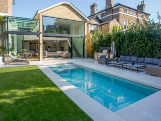 Outdoor Hydrotherapy Pool & Spa, London Swimming Pool Company London Swimming Pool Company Modern pool Concrete