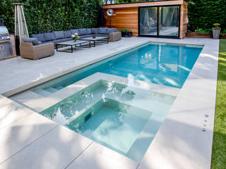 Outdoor Hydrotherapy Pool & Spa, London Swimming Pool Company London Swimming Pool Company モダンスタイルの プール