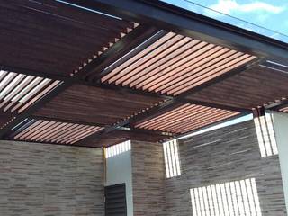 PERGOLAS, PUNTO DE FUGA PUNTO DE FUGA Modern style balcony, porch & terrace Iron/Steel